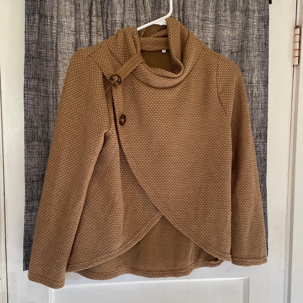 3/4 sleeve sweater. Size L. Cowl neck